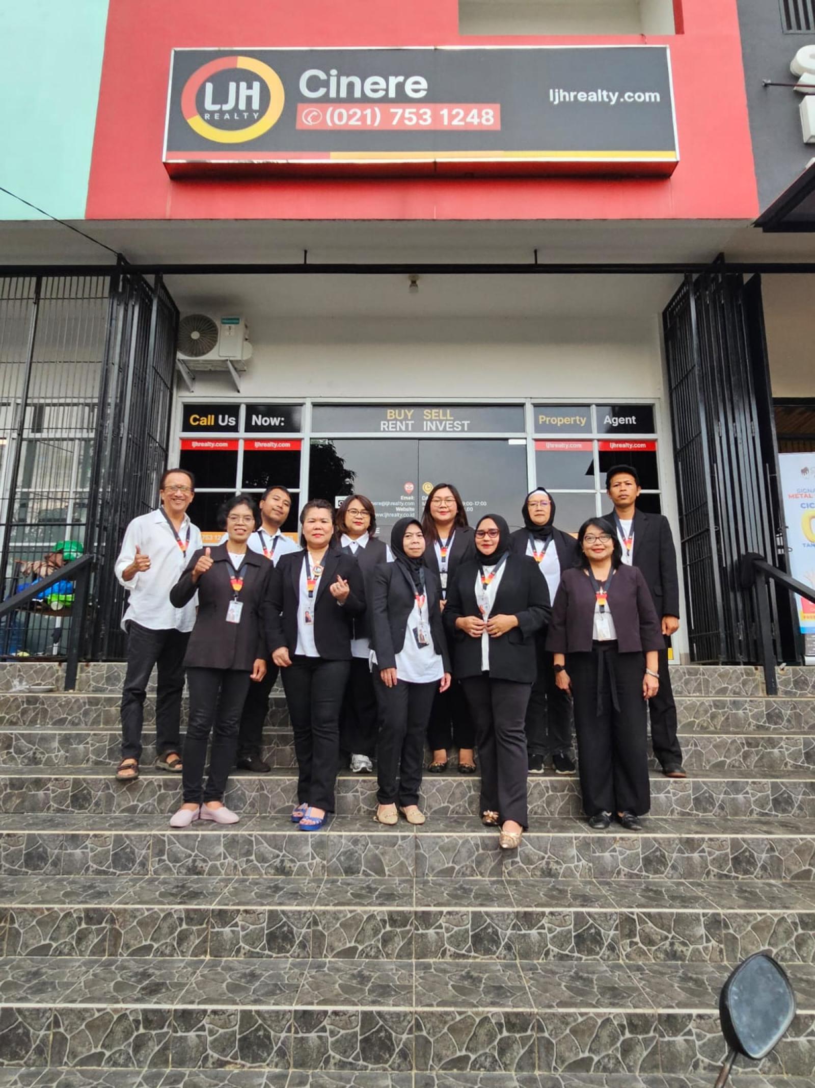 FOTO BERSAMA PAKAI BLAZER DEPAN KANTOR